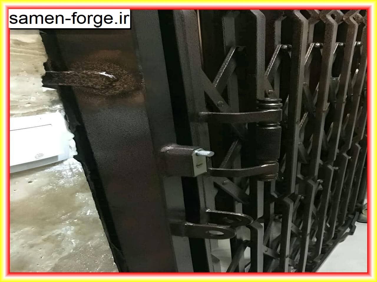 حفاظ آهنی پشت درب آپارتمان