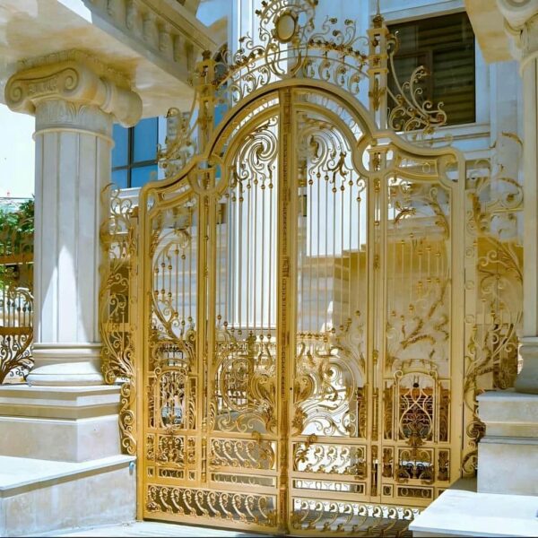 جزئیات طرح فرفورژه روی درب حیاط