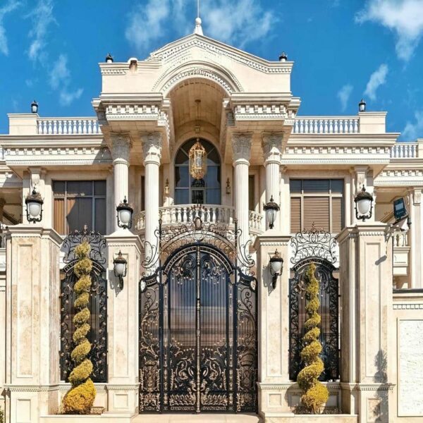 درب حیاط ویلایی ساده با رنگ سفید