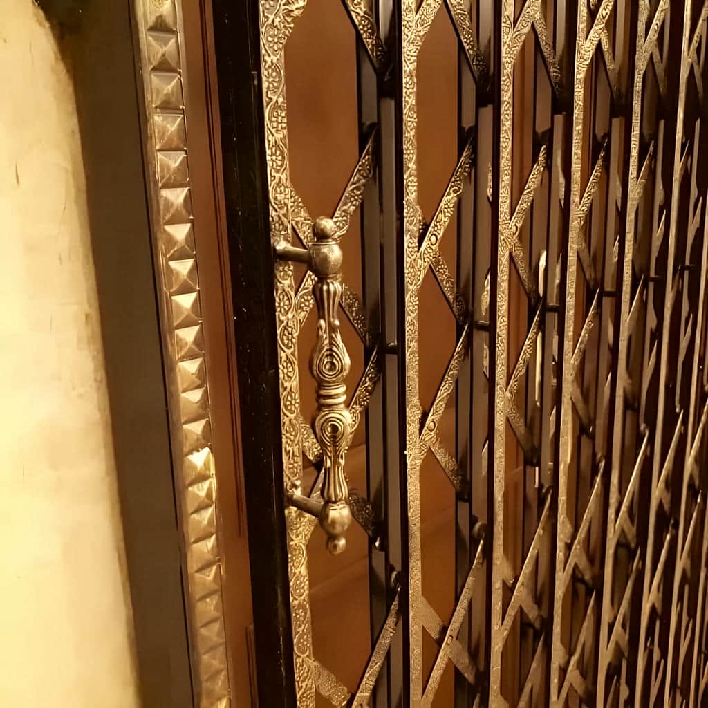 نمونه نصب حفاظ آکاردئونی سلطنتی با رنگ طلایی و سفید