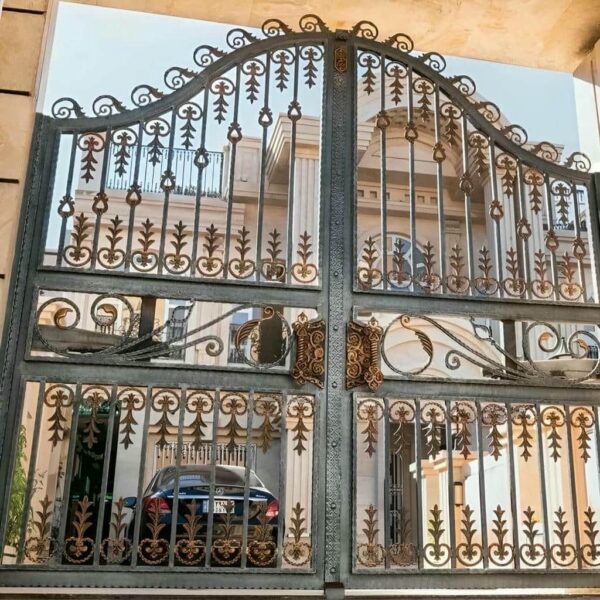 درب فرفورژه مدل انگلیسی با طراحی کلاسیک و ظریف