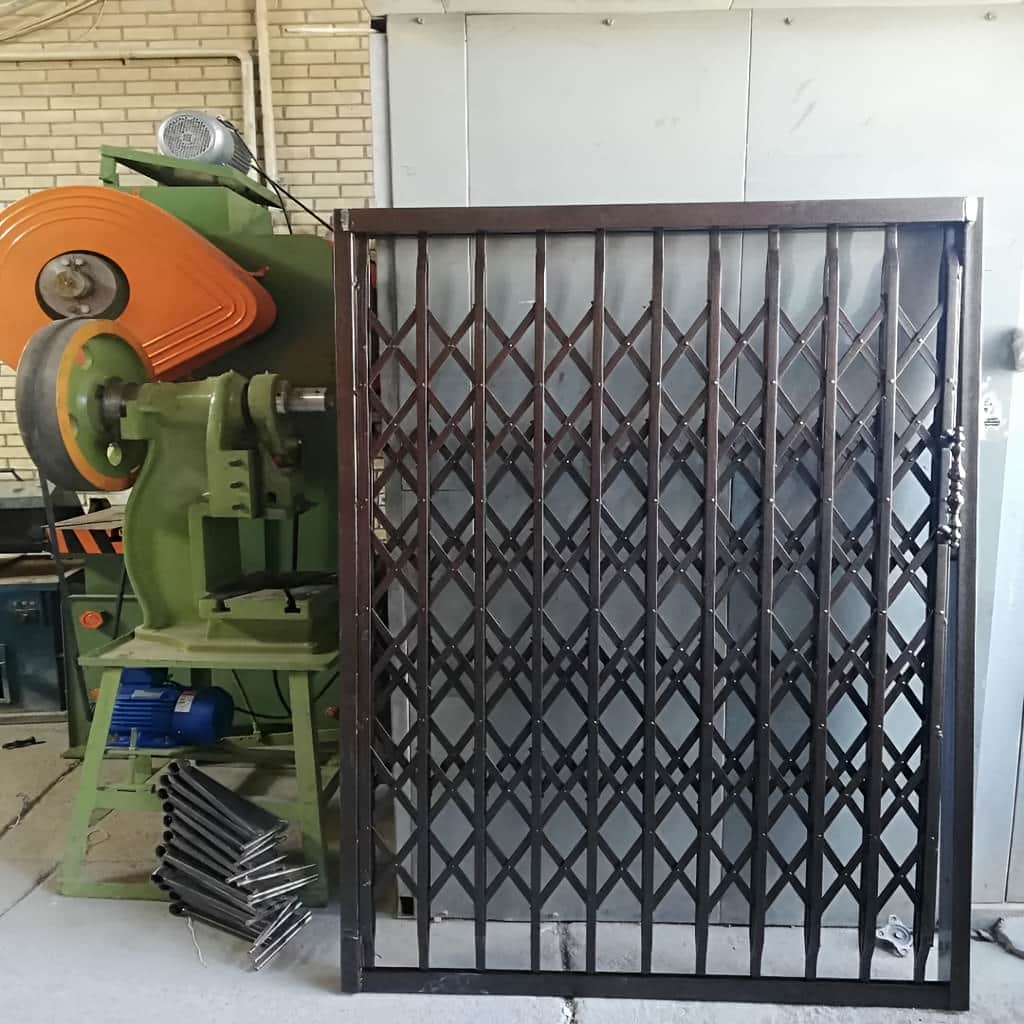 کارخانه درب حفاظ آکاردئونی تمام‌گل در شیراز