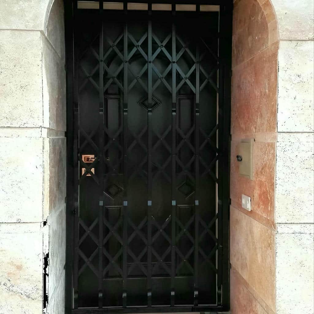 نصب درب حفاظ آکاردئونی قفل ایمن در بندر لنگه