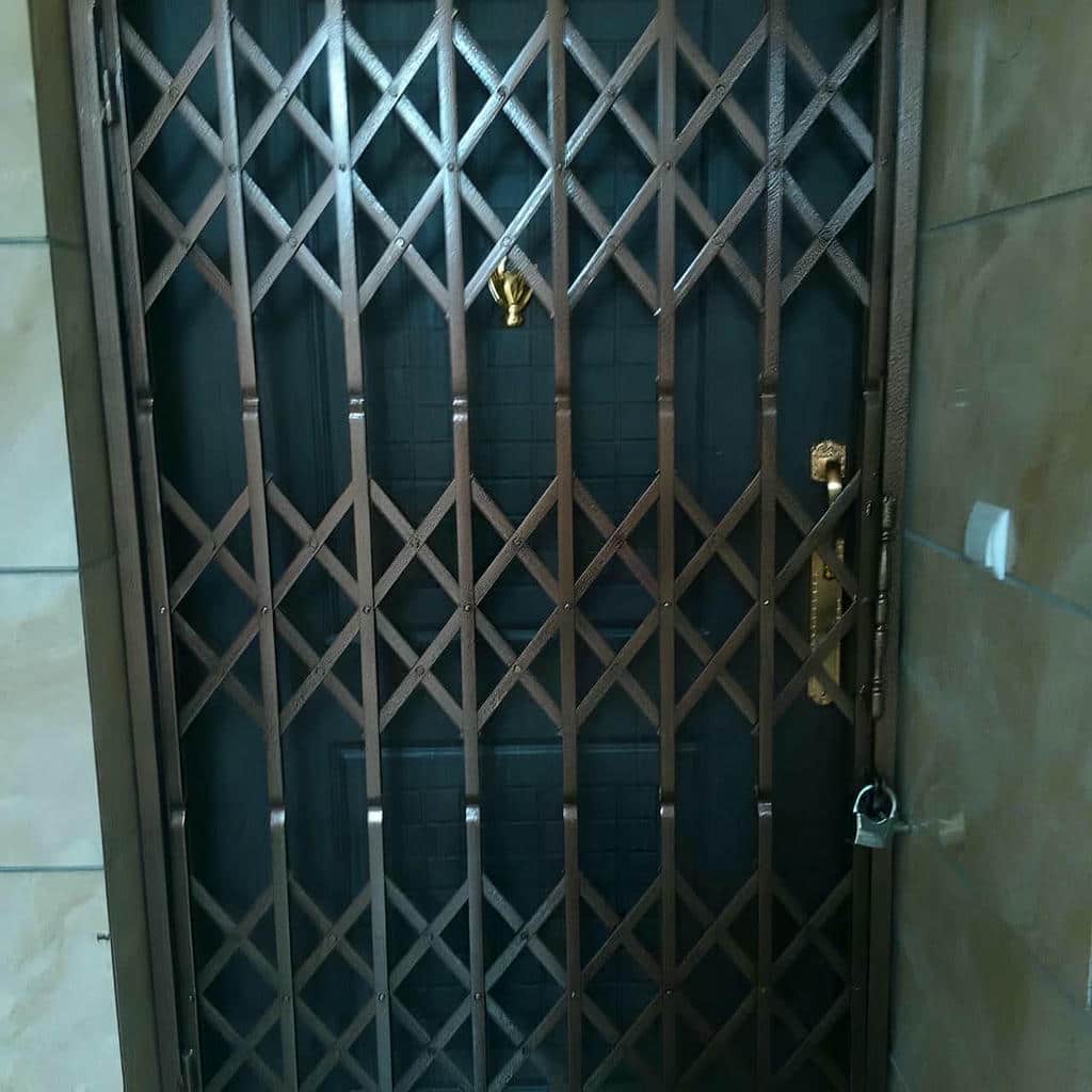 نصب درب حفاظ آکاردئونی ریل نرم در کمال شهر