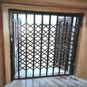 درب حفاظ آکاردئونی در بیرجند