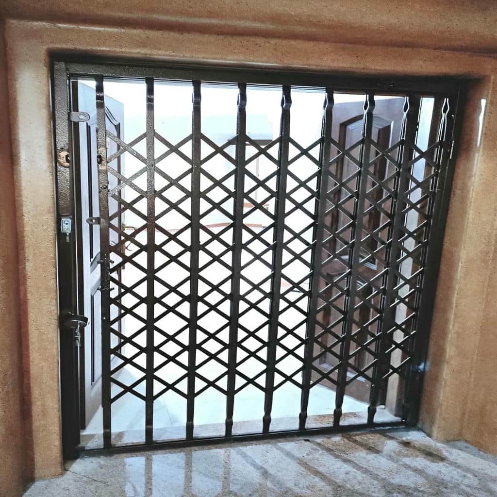 درب حفاظ آکاردئونی در بیرجند