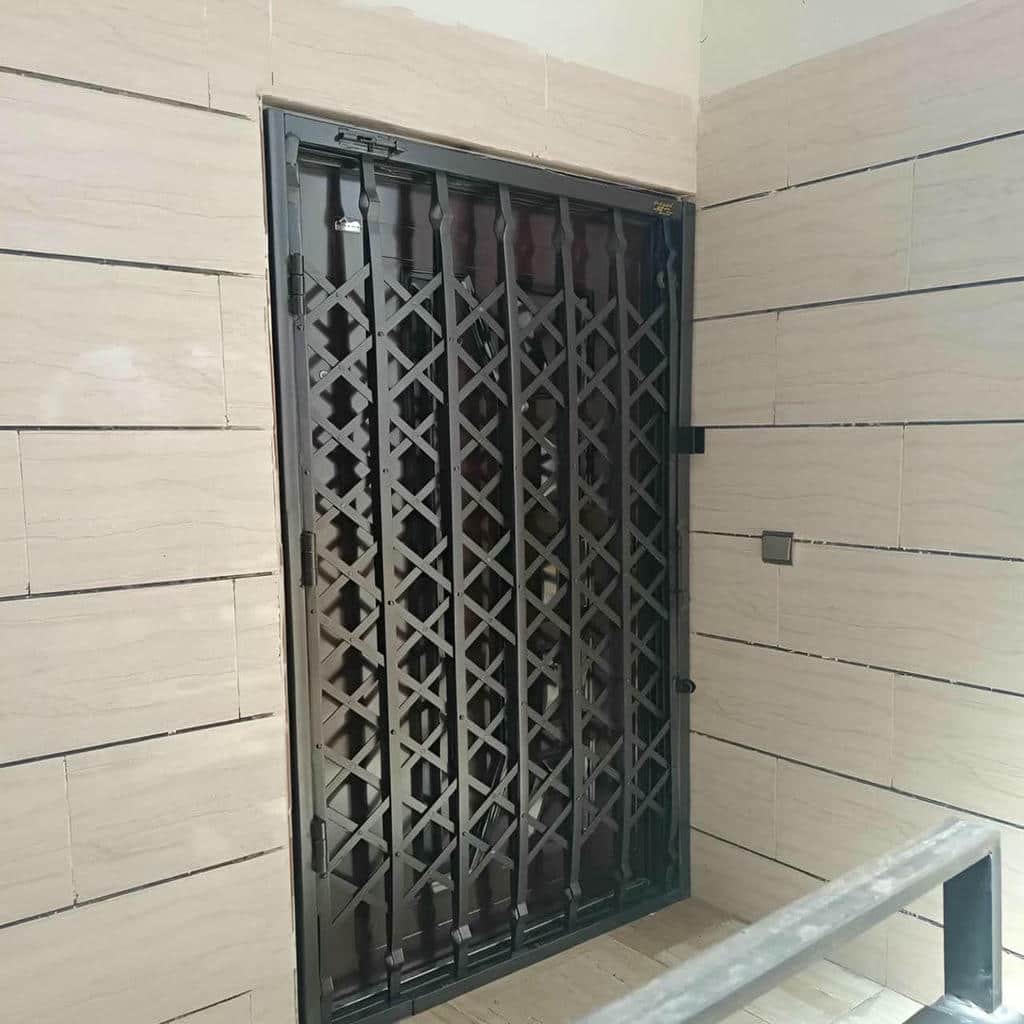 نصب درب حفاظ آکاردئونی پشت درب در پرند