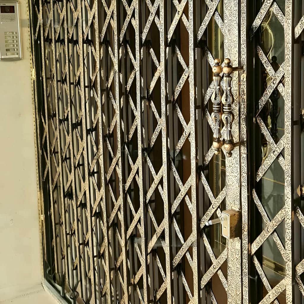 درب آکاردئونی فلزی برای ارتقای امنیت درب ورودی