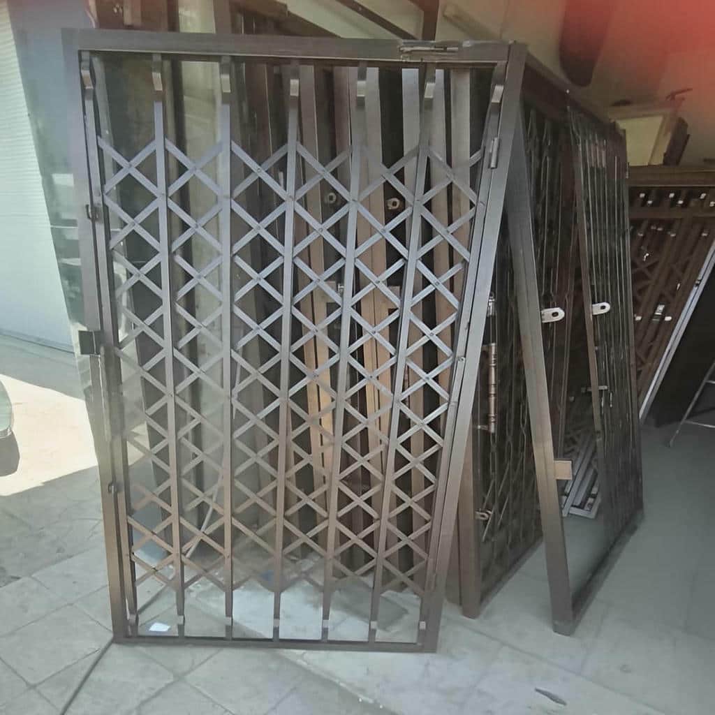 درب آکاردئونی با ظاهر منظم و چیدمان پرتر