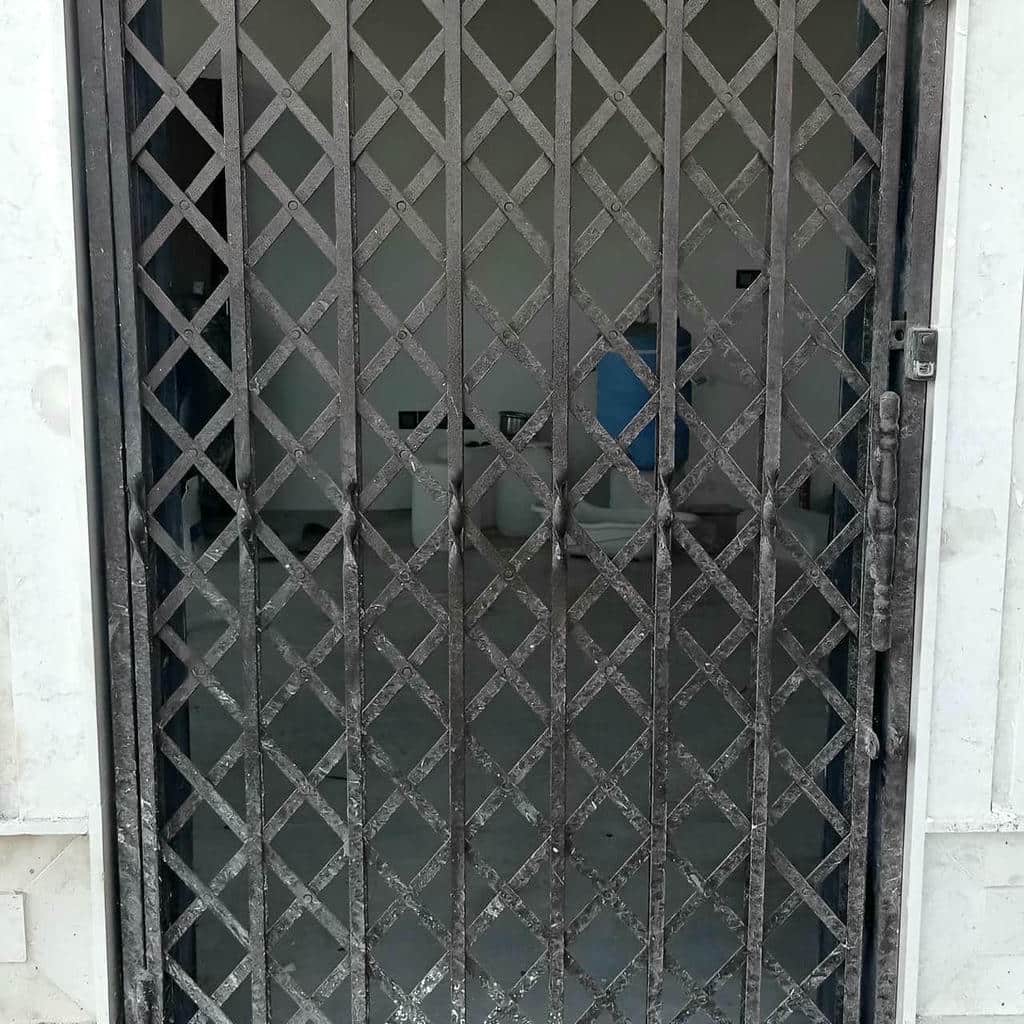 نصب درب حفاظ آکاردئونی ریل نرم در طالقان