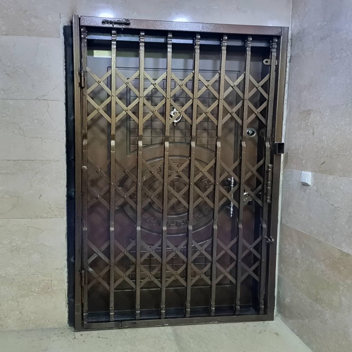 درب حفاظ آکاردئونی در رفسنجان
