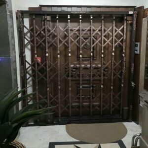 درب حفاظ آکاردئونی در شیراز