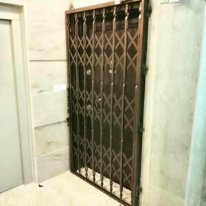 درب حفاظ آکاردئونی در بندر انزلی