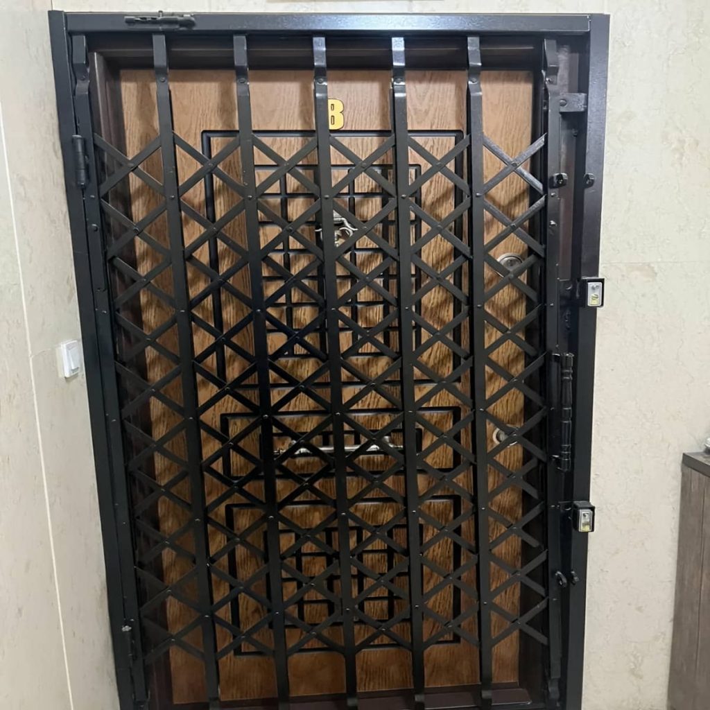 نصب درب حفاظ آکاردئونی آهنی در لواسان