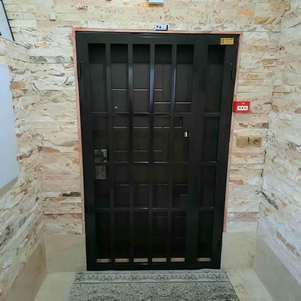 فروش درب حفاظ آکاردئونی پشت درب در کمال شهر