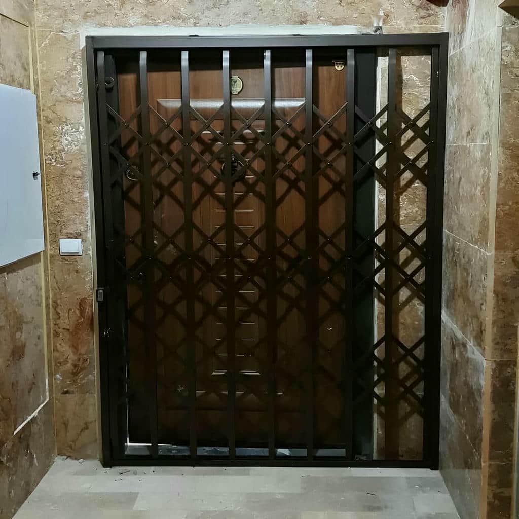 نصب درب حفاظ آکاردئونی آهنی در ساوه