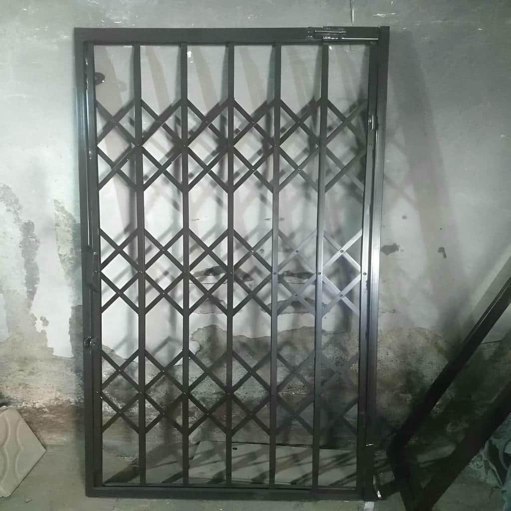 درب حفاظ آکاردئونی در یزد