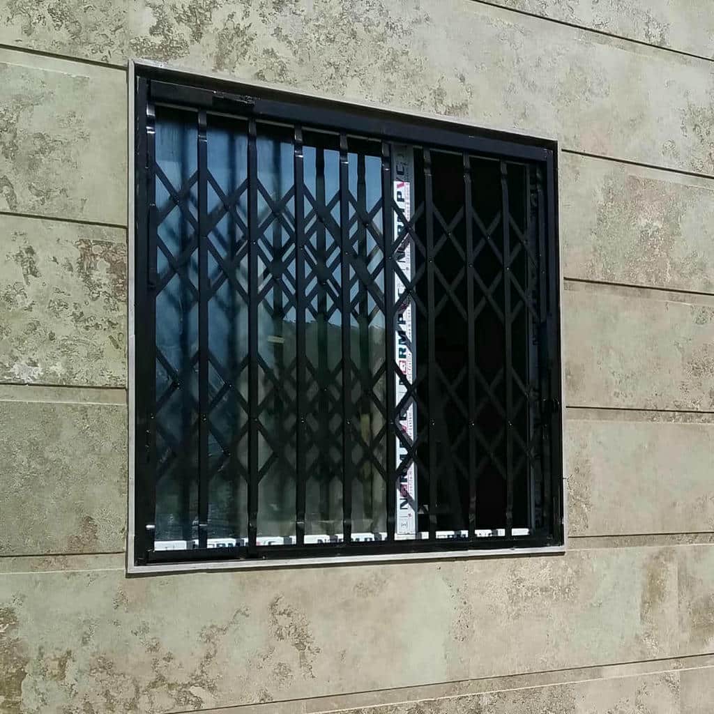 نصب درب حفاظ آکاردئونی آهنی در سیرجان