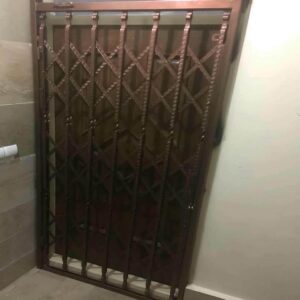 درب حفاظ آکاردئونی در کاشان