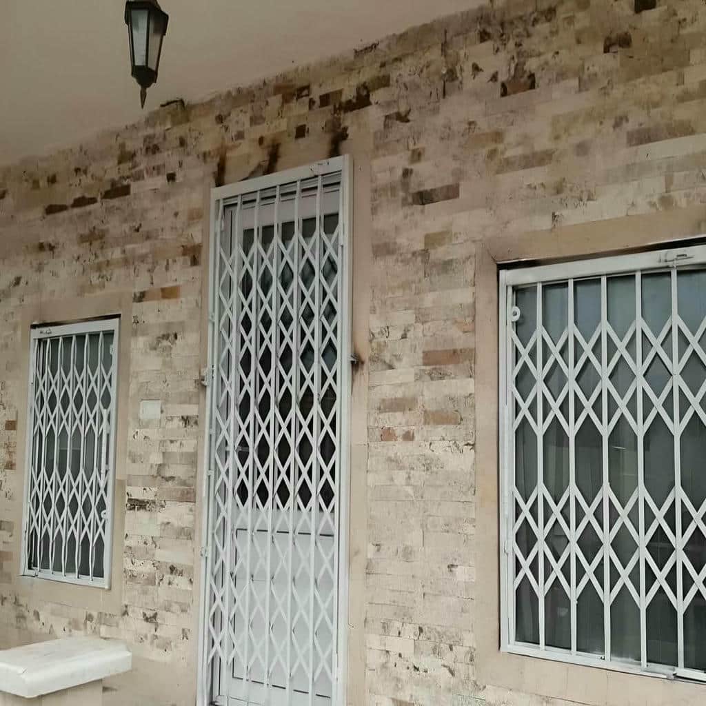 نصب درب حفاظ آکاردئونی ریلی تاشو در قزوین