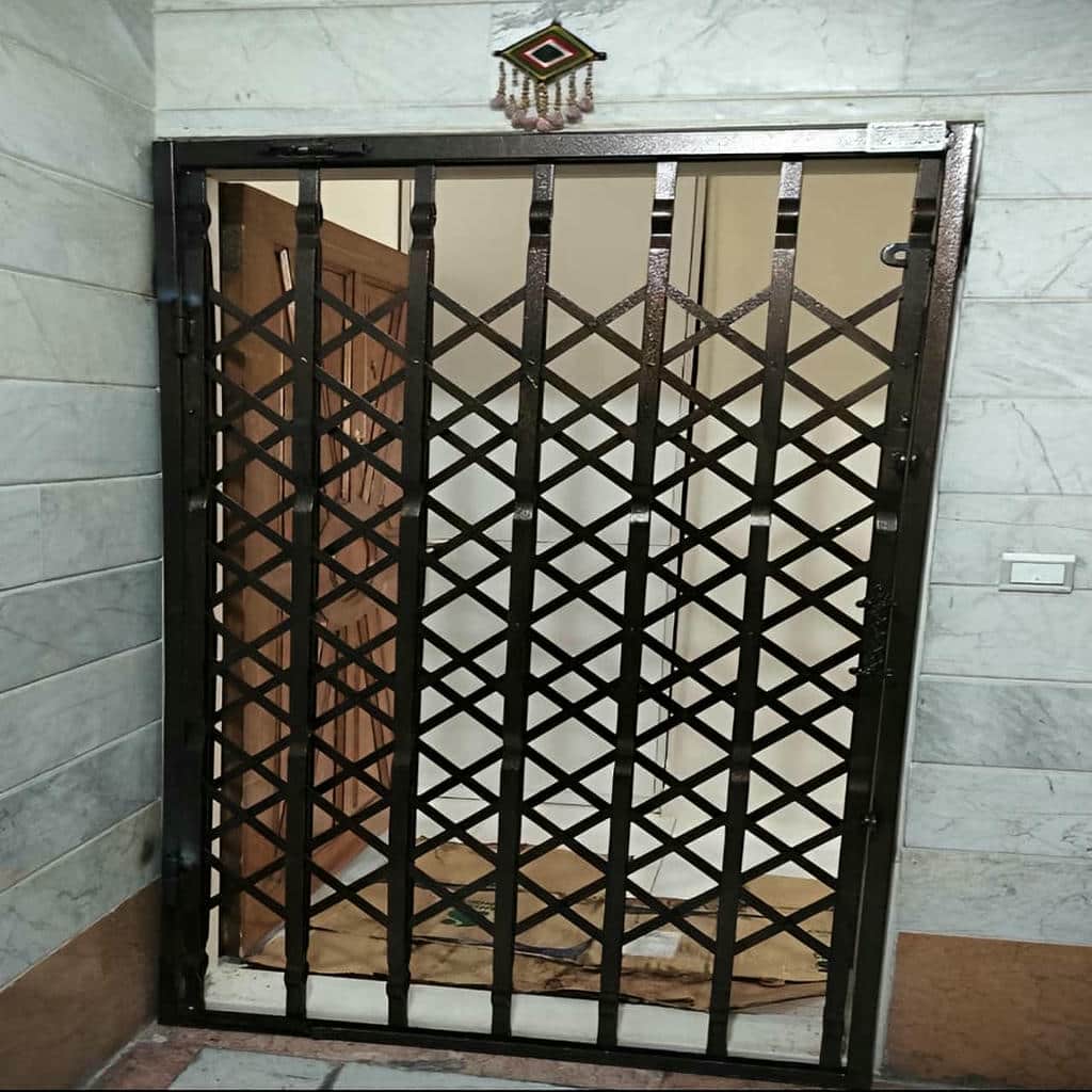 درب حفاظ آکاردئونی در بندر بوشهر