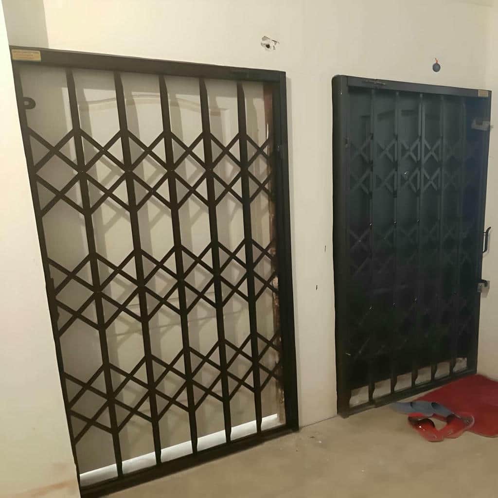 نصب درب حفاظ آکاردئونی لوکس در کیش