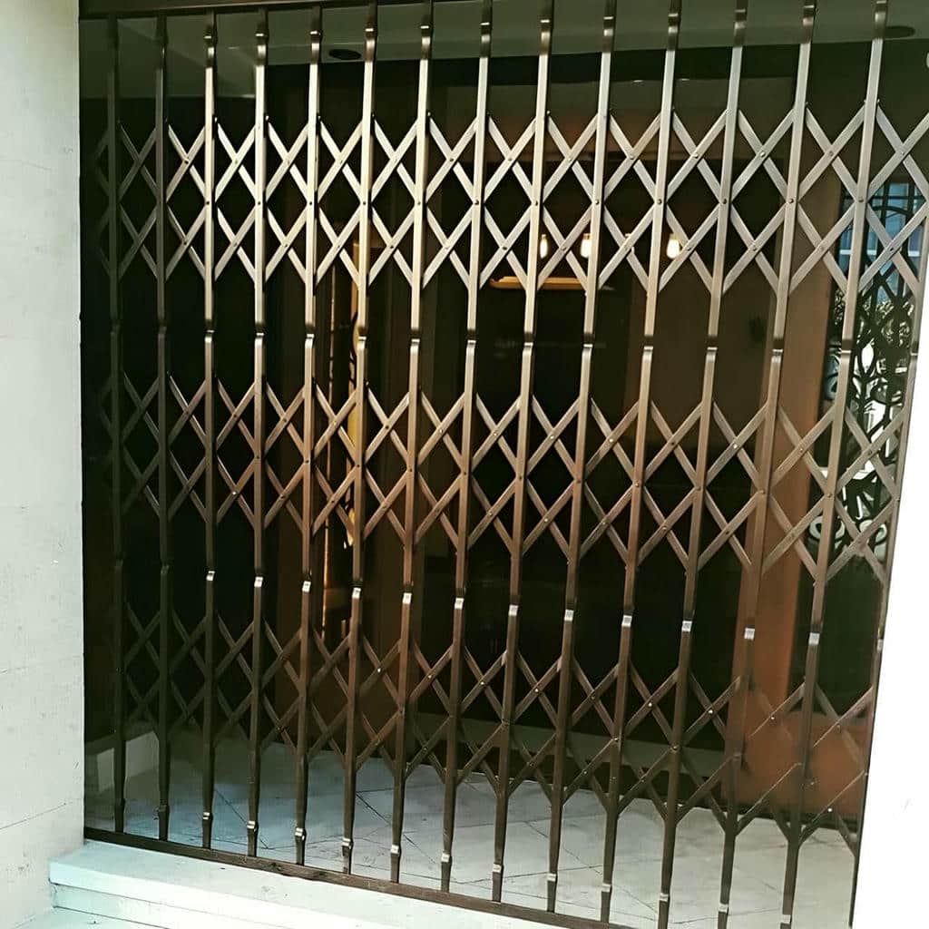نصب درب حفاظ آکاردئونی لوکس در قم