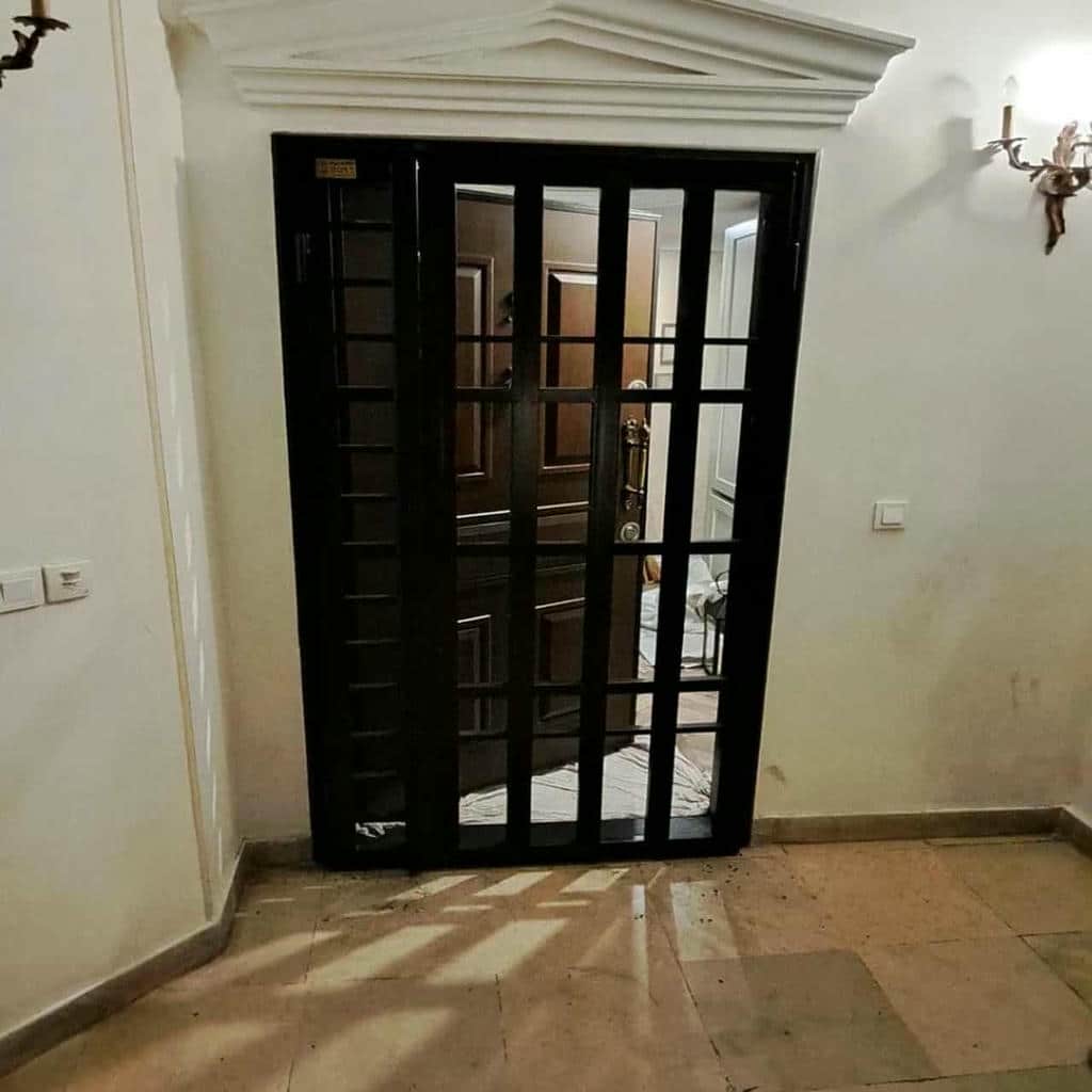 درب آکاردئونی با فریم محکم و اتصالات دقیق