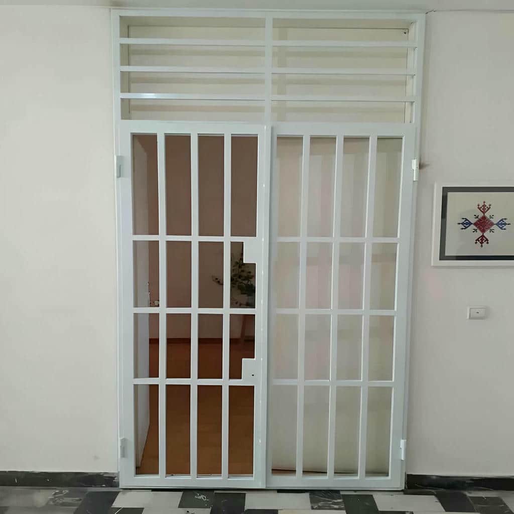 درب آکاردئونی ضد سرقت با نصب دقیق روی چهارچوب