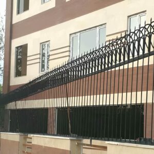 حفاظ سرنیزه ای فلزی؛ گزینه ای مقاوم و کلاسیک برای بالای دیوار
