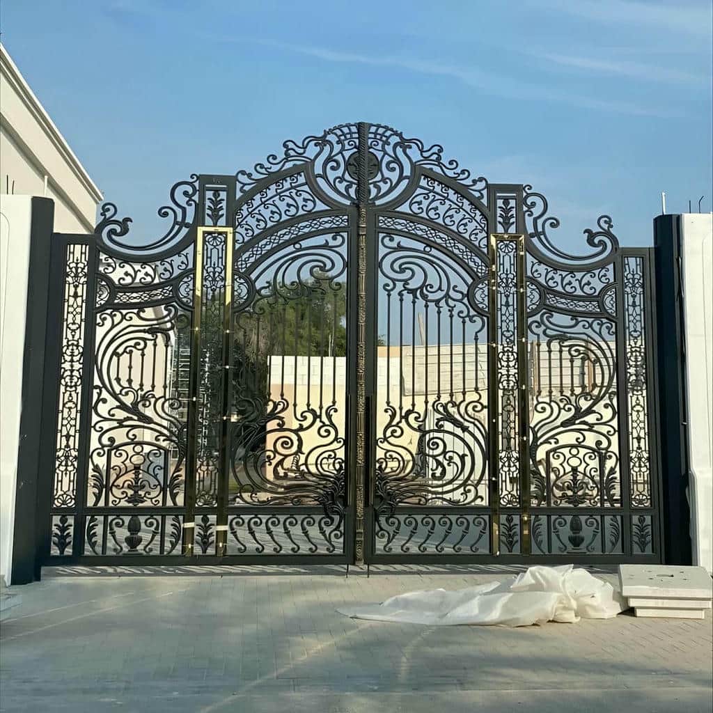 نصب درب ورودی حیاط ویلایی حیاط ساده در اصفهان