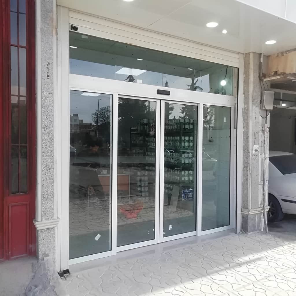 چشمی درب اتوماتیک شیشه ای با سنسور حرکتی بالای ورودی چشمی دقیق درب اتوماتیک شیشه ای