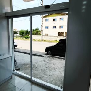 مقایسه کاربردی انواع درب اتوماتیک شیشه ای