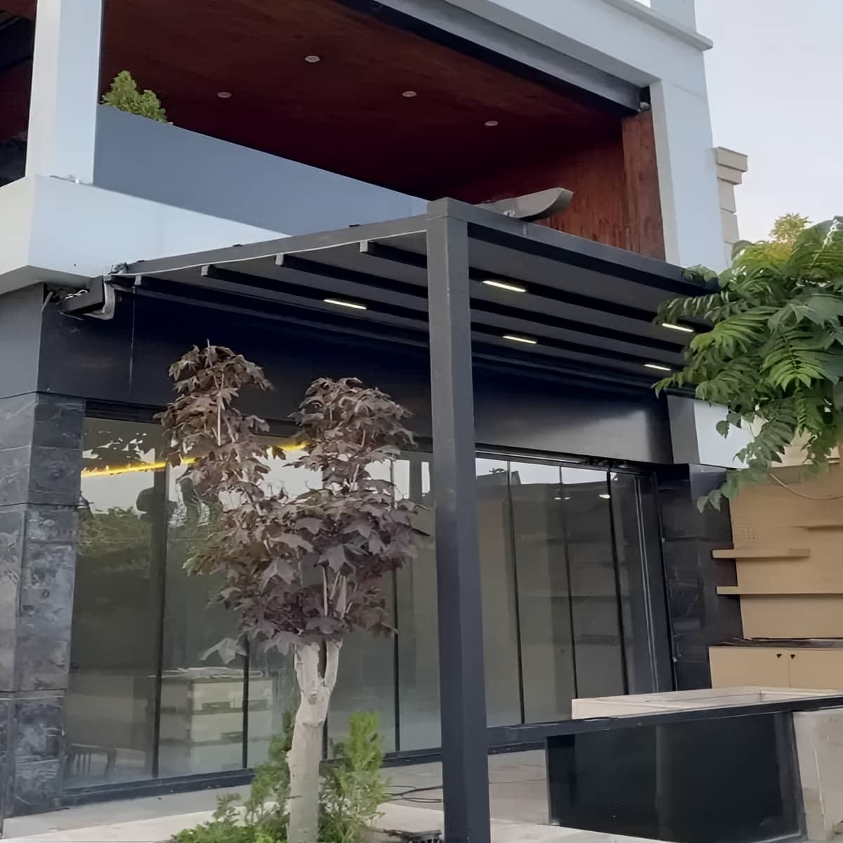 سقف برقی حیاط مقاوم با سازه فلزی و اتصالات محکم سقف برقی حیاط مقاوم