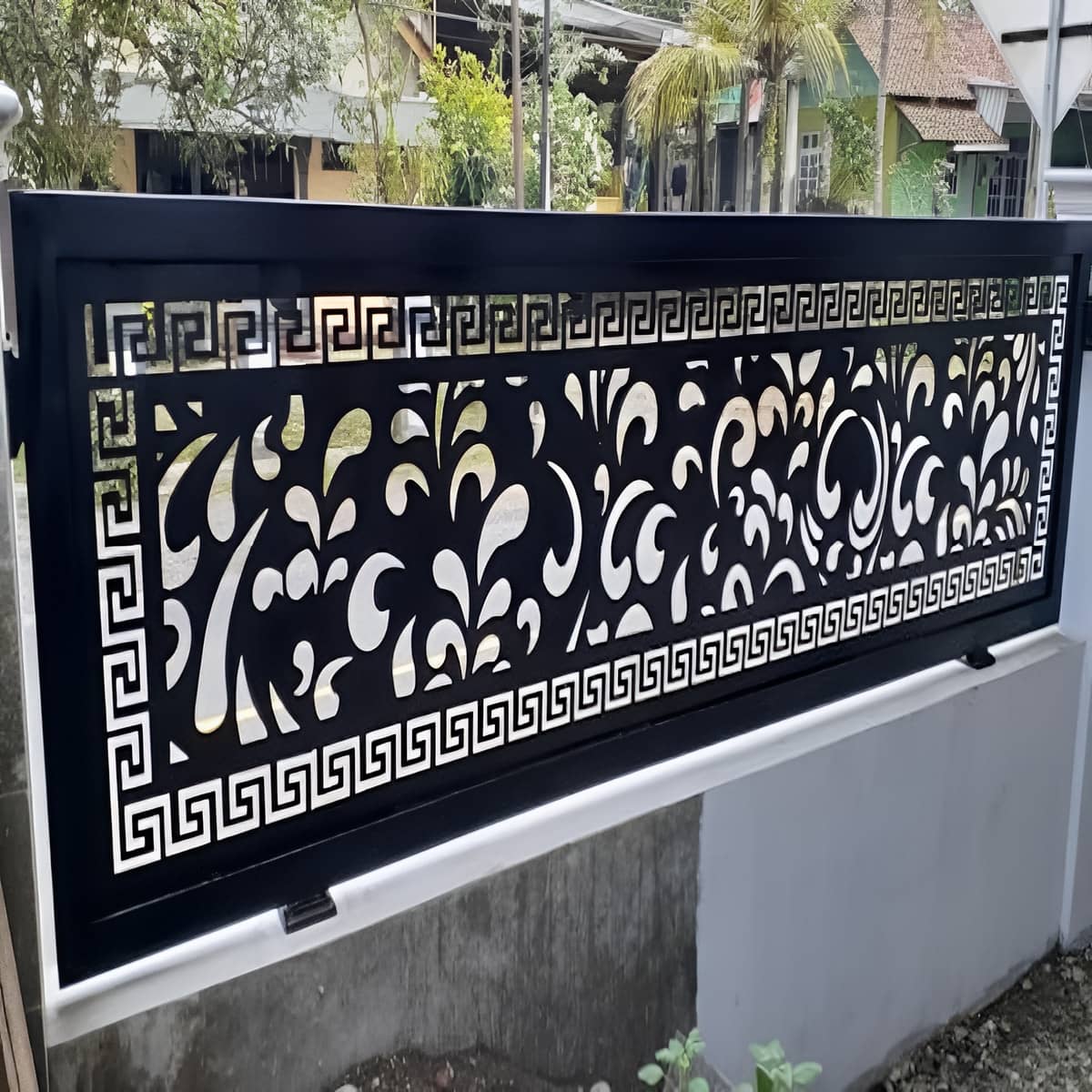 نرده سی ان سی ایمن بالکن با پوشش دید مناسب نرده سی ان سی ایمن بالکن با پوشش دید مناسب