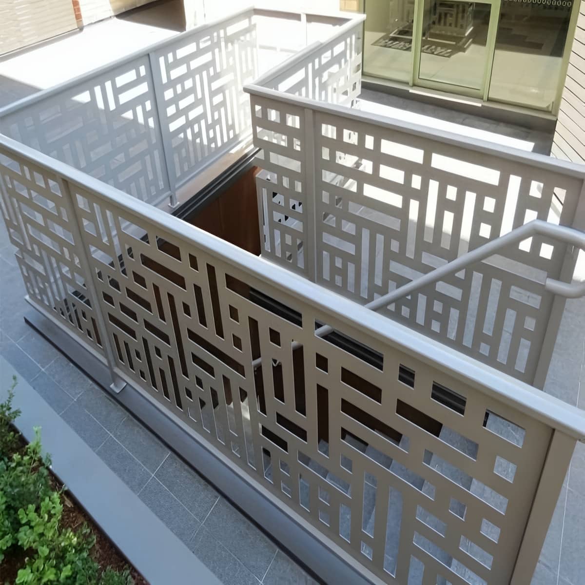 نرده سی ان سی رنگ کوره ای بادوام با فریم فلزی محکم نرده سی ان سی رنگ کوره ای بادوام با فریم فلزی محکم