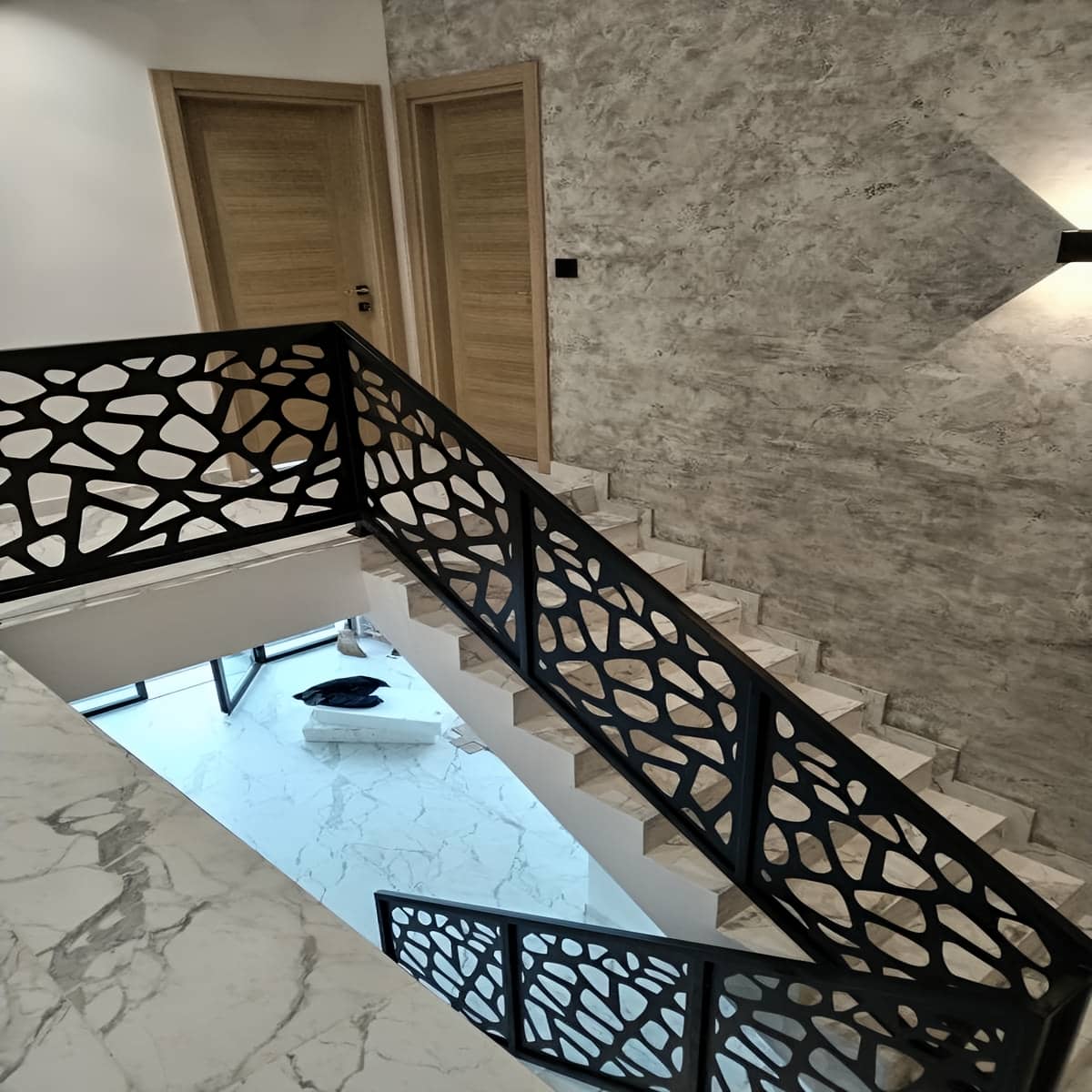 نرده سی ان سی مینیمال مدرن با خطوط صاف برش خورده نرده سی ان سی مینیمال مدرن با خطوط صاف برش خورده