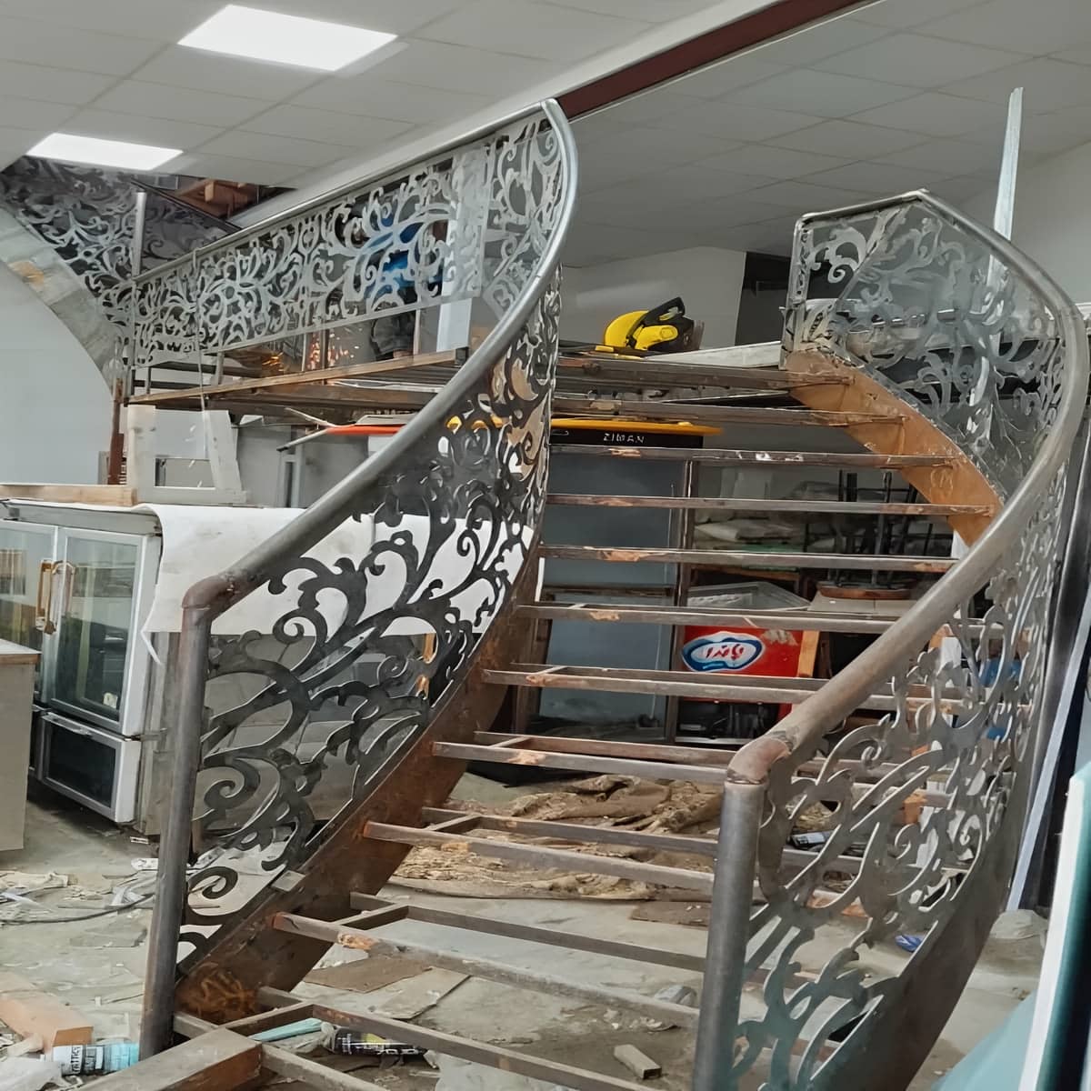 پله کنسولی آهنی مدرن با زیرسازی پنهان و اتصال محکم پله کنسولی آهنی مدرن