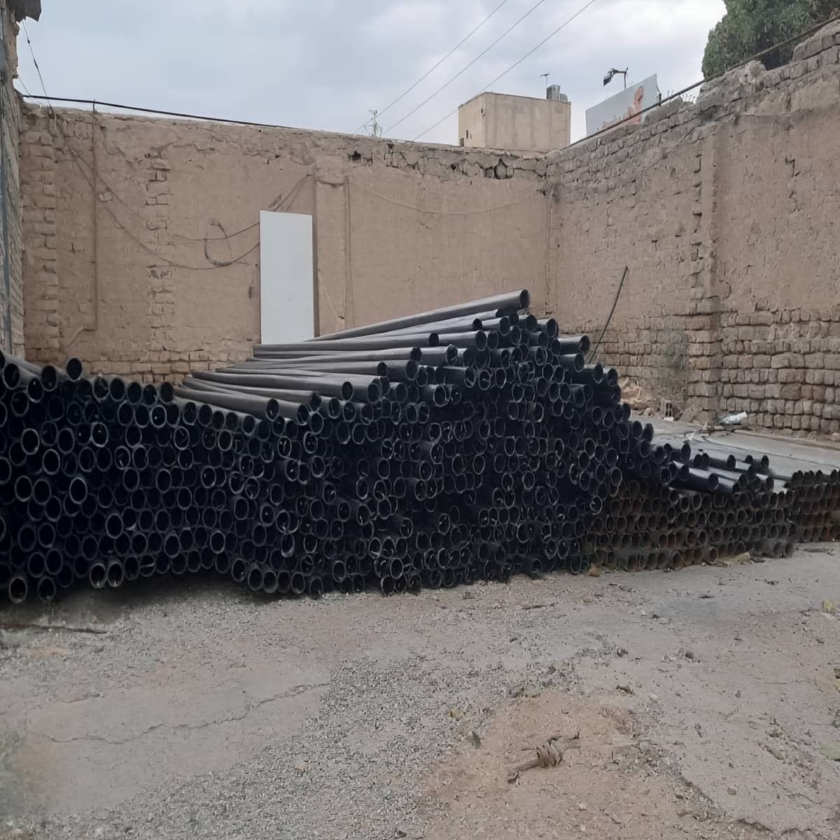 داربست حفاظتی مناسب محافظت عابر از سقوط مصالح