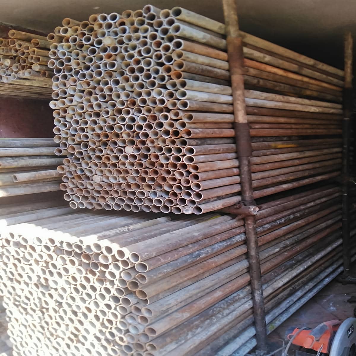 داربست حفاظتی با نرده موقت در محدوده کارگاه