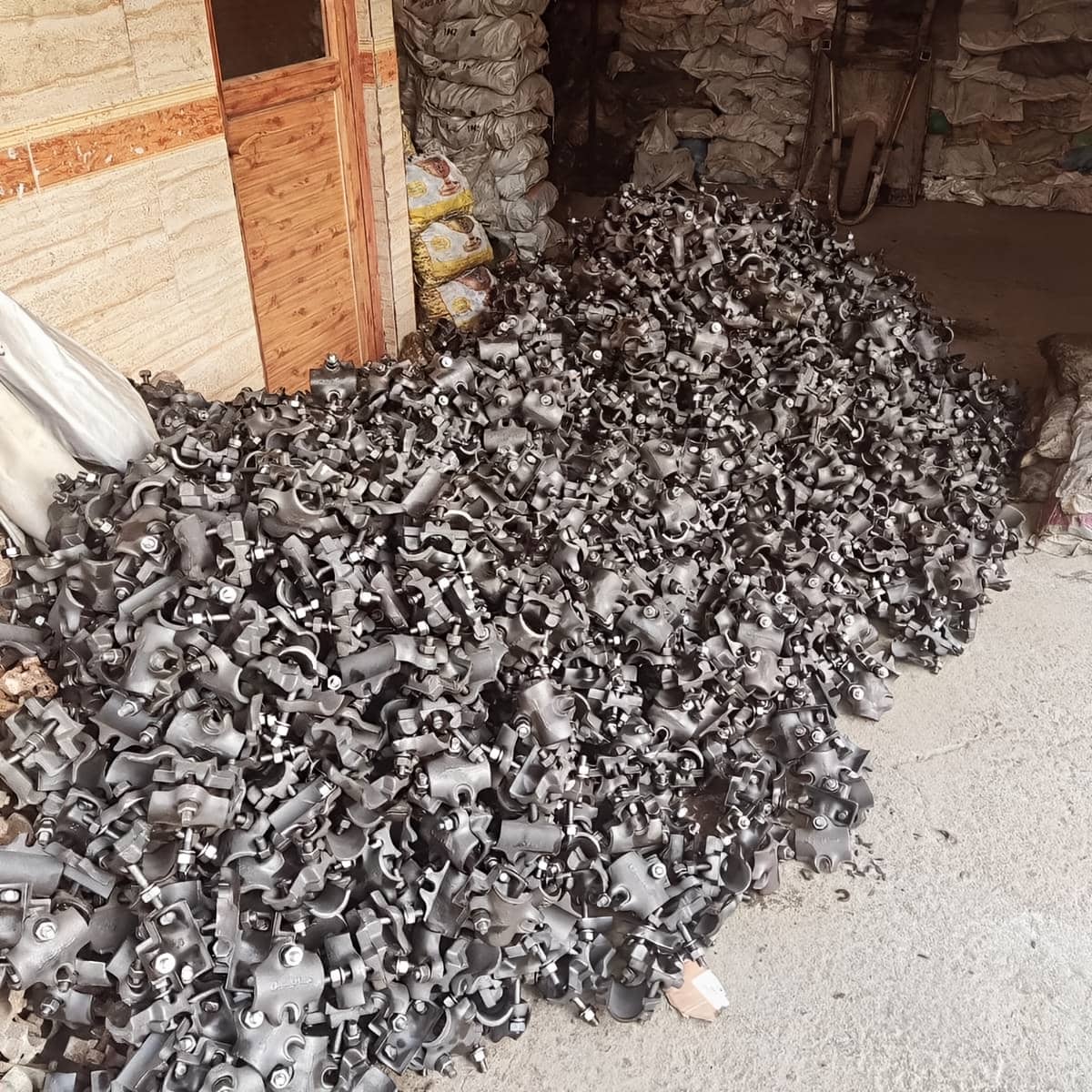 لوله داربست دست دوم بدون خمیدگی شدید بدنه لوله داربست دست دوم بدون خمیدگی شدید بدنه