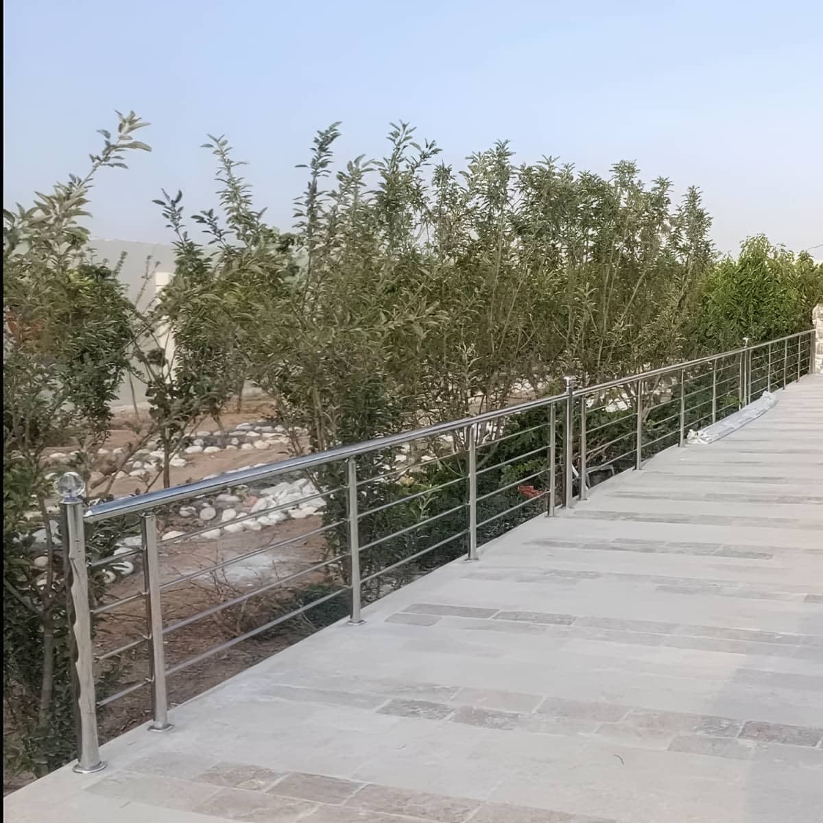 نرده استیل ضدزنگ تراس با پایه مهار شده روی کف تراس
