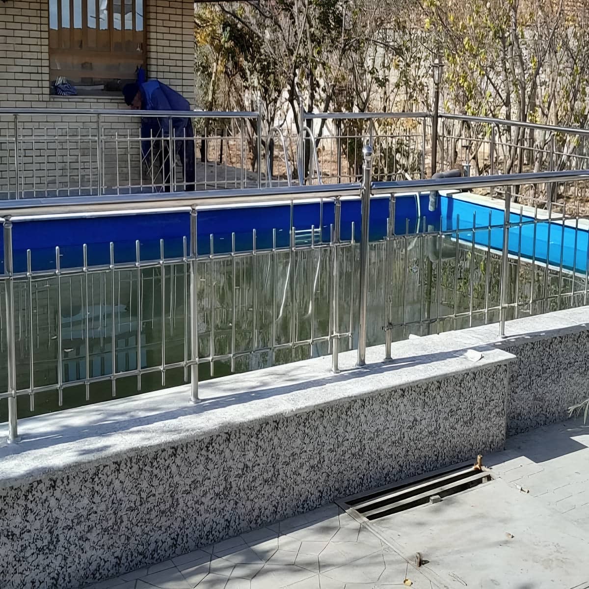 هندریل استیل دیواری مقاوم با پایه های محکم روی دیوار هندریل استیل دیواری مقاوم با پایه های محکم روی دیوار