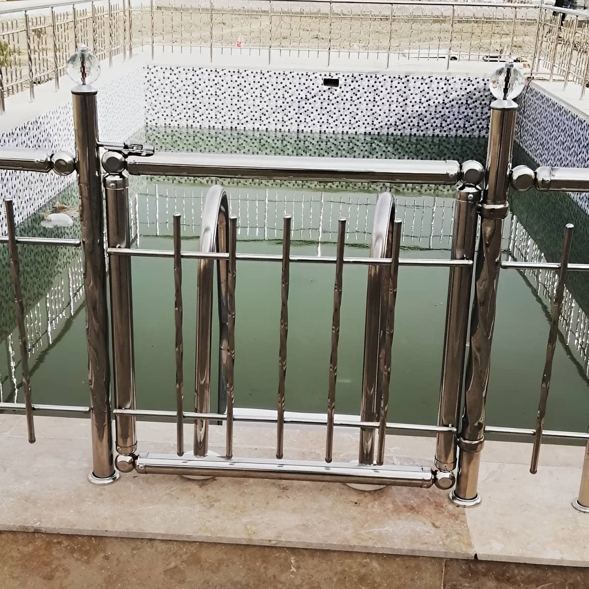 هندریل استیل دیواری مقاوم با اجرای ایمن در مسیر رمپ هندریل استیل دیواری مقاوم با اجرای ایمن در مسیر رمپ