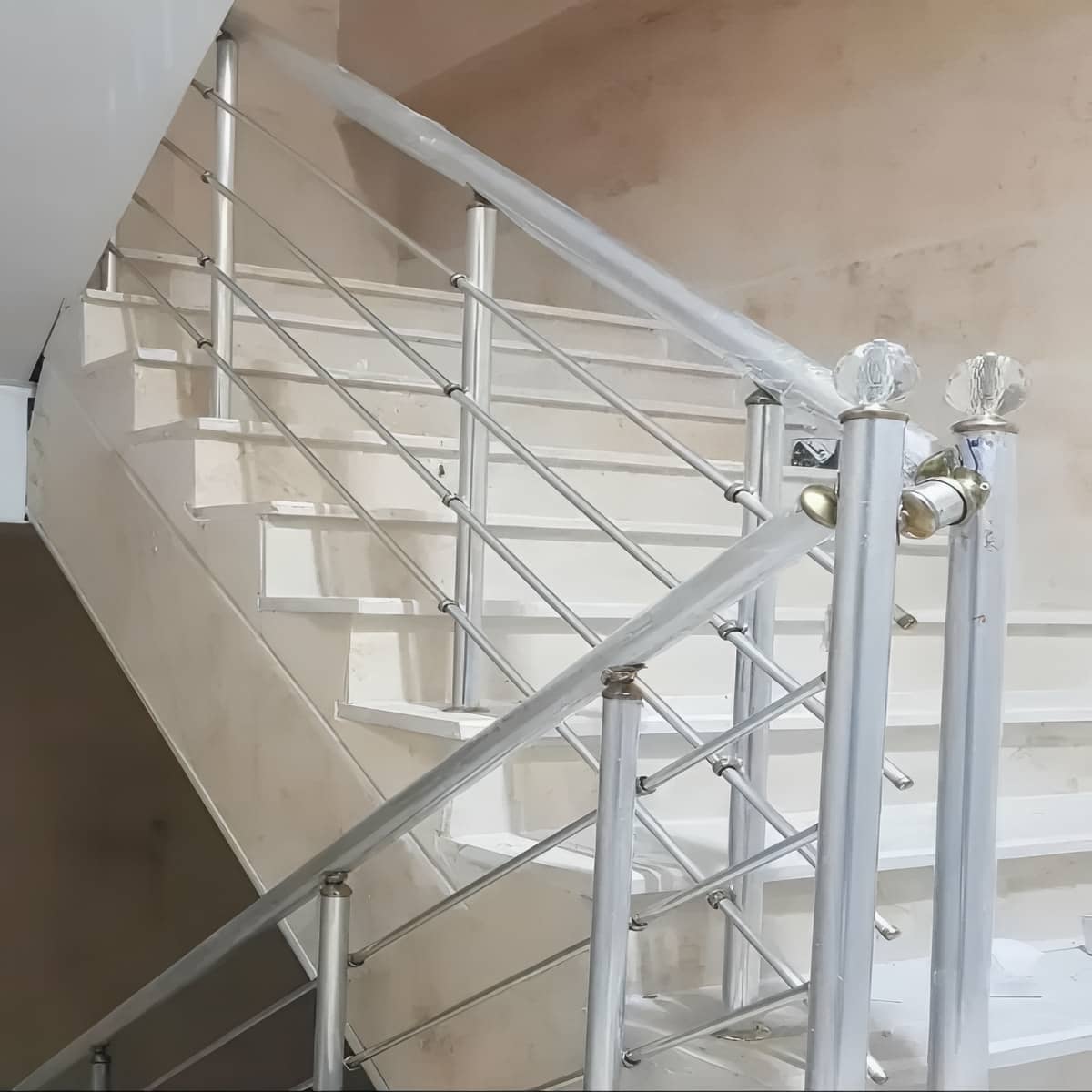 نرده استیل سفارشی مدرن با پایه های تراز و اتصال محکم نرده استیل سفارشی مدرن با پایه های تراز و اتصال محکم