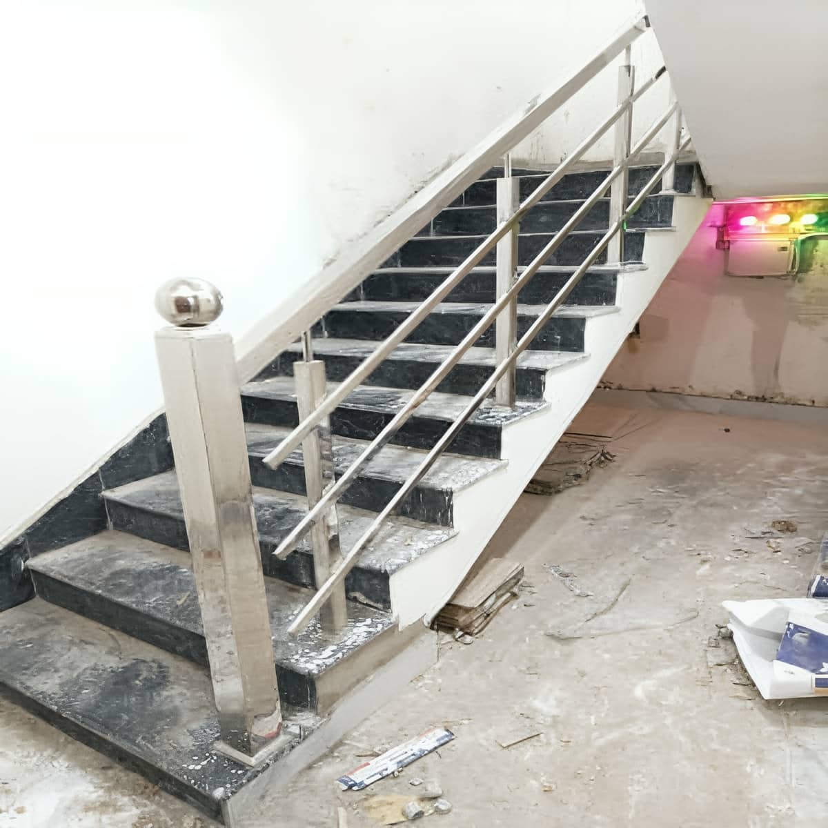 نرده استیل سفارشی مدرن با طراحی بر اساس ابعاد پروژه نرده استیل سفارشی مدرن