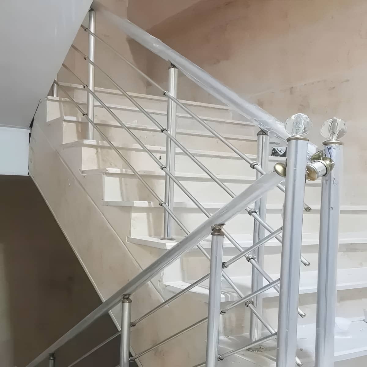 هندریل استیل دیواری مقاوم با نصب دقیق کنار راه پله هندریل استیل دیواری مقاوم با نصب دقیق کنار راه پله