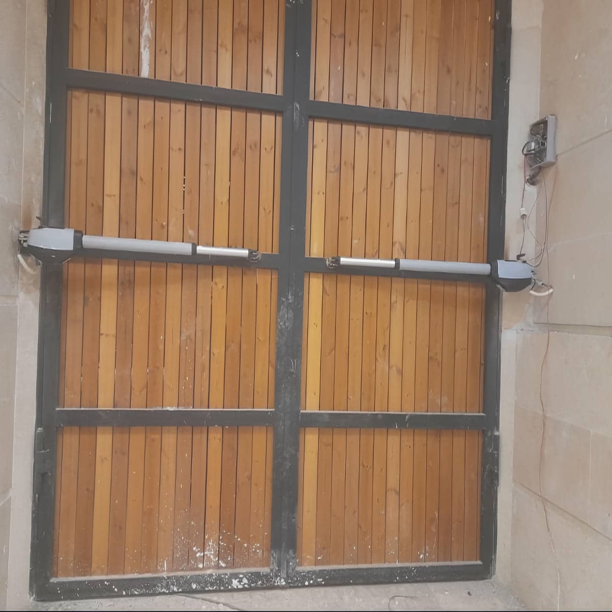 قیمت جک درب پارکینگ با فتوسل ایمنی کنار مسیر ورود قیمت جک درب پارکینگ با فتوسل ایمنی کنار مسیر ورود