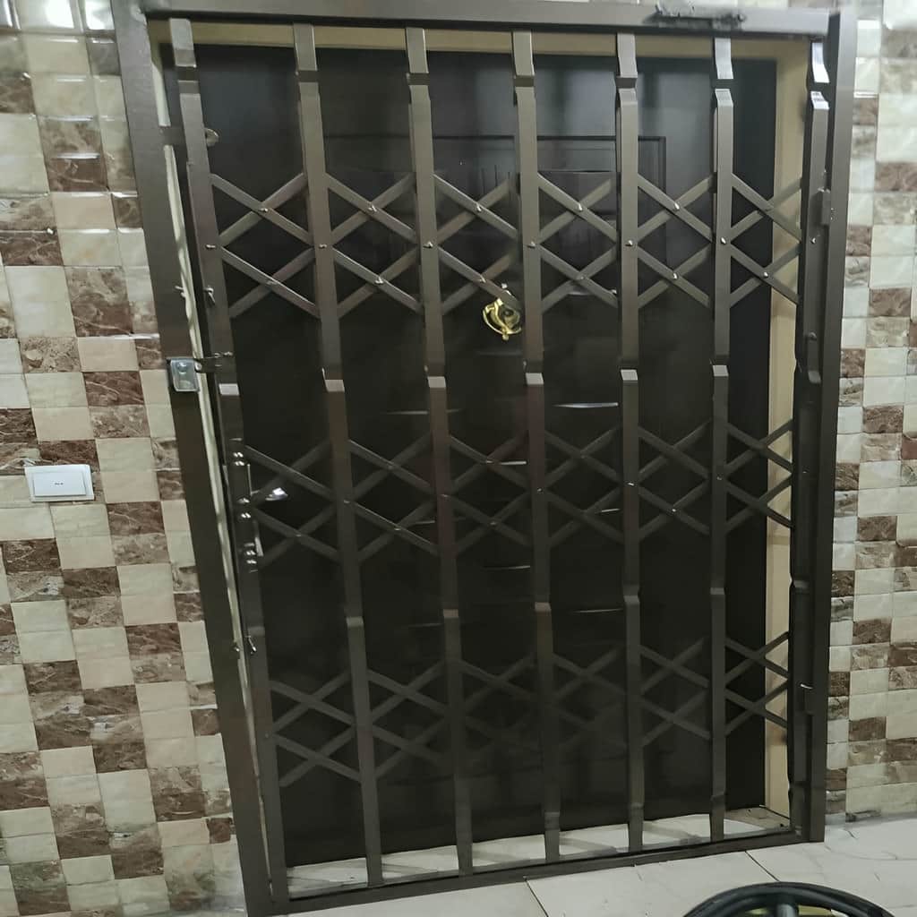 نصب درب آکاردئونی سه گل تسمه روی چهارچوب فلزی