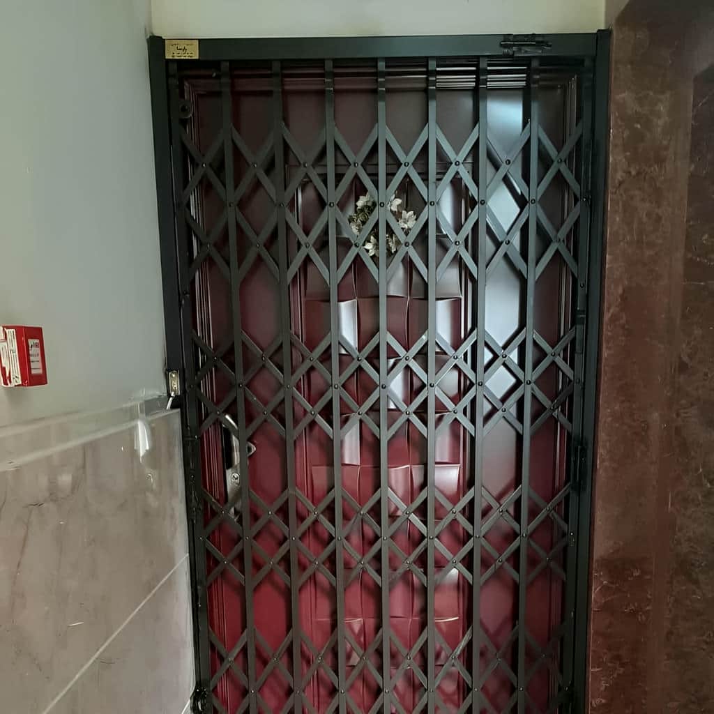 نصب درب آکاردئونی چهار گل لوزی روی چهارچوب فلزی